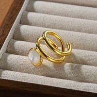 Bague en laiton plaqué or 18 carats sertie de nacre blanche et de motifs ajourés multicouches, bijoux pour femmes, vente en gros