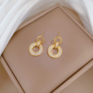 Boucles d'oreilles rondes creuses en acier inoxydable pour femmes Boucles d'oreilles circulaires en pierre CZ plaqué or Bijoux de mode - Product Image 2