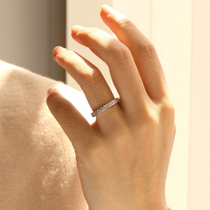 Anello rotondo minimalista per donna, stile ufficio, gioiello circolare scintillante, accessorio di moda quotidiano - Product Image 4