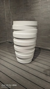 Maceta Moderna de Hormigón con Patrón Circular para Plantas de Jardín, Diseño Minimalista y Duradero para Uso en Exteriores - Product Image 4