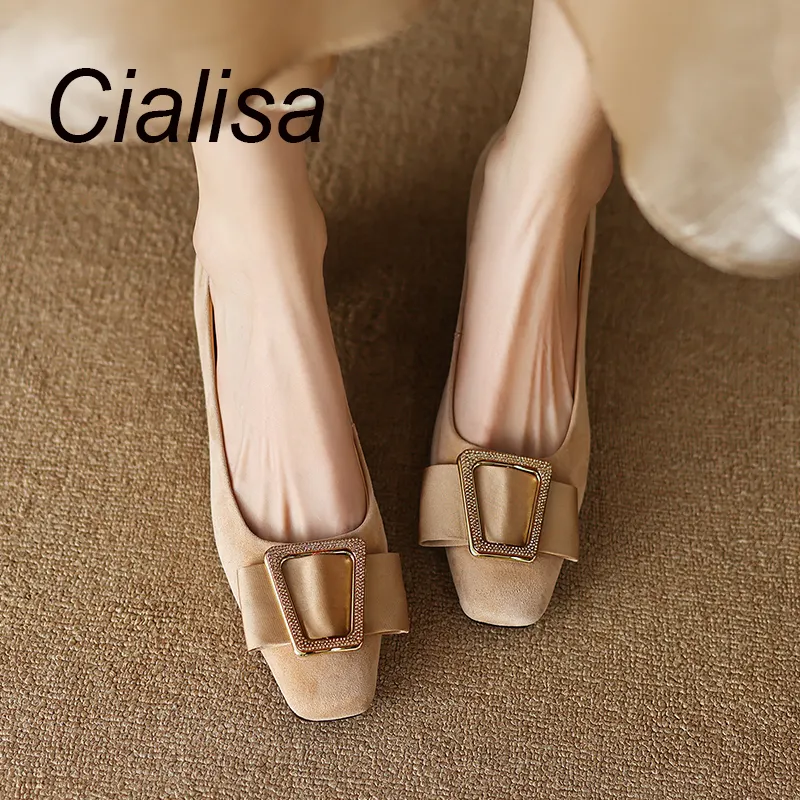 Cialisa2023ホット販売スタイリッシュなラインストーンバックルファッション女性ブロックチャンキーミッドヒールファンシーパンプス女性用