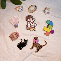 LGC fabrique des épingles à revers en métal sur mesure de haute qualité, badges scintillants pour collection et vêtements.