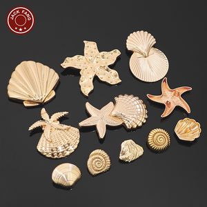 Boutons en métal de la marque Button Factory, formes irrégulières personnalisées, logo gravé, boutons décoratifs pour accessoires vestimentaires - Product Image 1