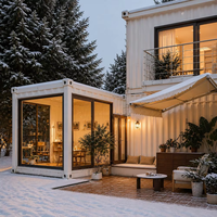 Maison d'hôtes modulaire avec design en conteneur, entrée en verre et terrasse extérieure