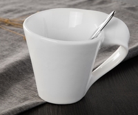 Ensemble de vaisselle en porcelaine blanche classique élégante de forme unique en gros pour salon, restaurant, hôtel, ensemble de tasses à eau et à thé en forme de vague
