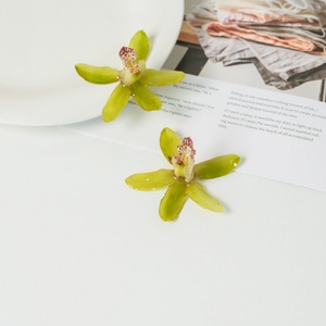 Collana con ciondolo a forma di fiore di orchidea essiccato e orecchini in resina epossidica naturale a forma di farfalla orchidea per decorazioni di gioielli - Product Image 4