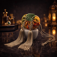 Édition limitée : Bijou ovale en soie brodé à la main, orné de fils dorés épais, pièce unique de broderie artisanale
