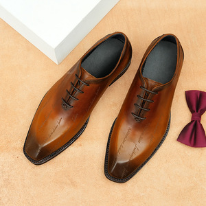 El diseñador crea a mano zapatos de vestir casuales para hombre, negros y azules, de cuero duradero, con adornos metálicos, estilo clásico. - Product Image 1