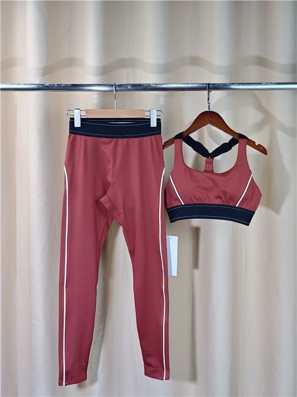 สีแดงเข้ม