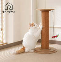 Griffoir pour chat avec base ronde en bois, jouet interactif suspendu en forme de poisson intégré, esthétique minimaliste nordique, design vertical peu encombrant
