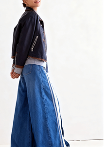 กางเกงยีนส์ขากว้างทรงวินเทจสำหรับผู้หญิงรุ่นใหม่ล่าสุด ดีไซน์โดดเด่นด้วยกระดุมด้านหน้า ชายผ่าสีตัดต่อ แฟชั่น - Product Image 4