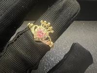 Op maat gemaakte damesring met vergulde Claddagh-ring, kroonontwerp en rode hartvormige steen, Valentijnsdag cadeau