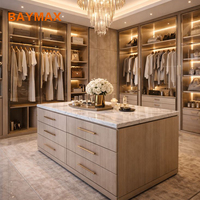 Dressing en U en bois avec îlot central en marbre