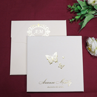 Carte de luxe personnalisée en papier doré au design papillon avec texte en papier blanc et doré couverture rigide pour faire-part de mariage dans une enveloppe
