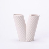 ARM LVG Vase floral en céramique blanche, finition mate, en porcelaine romantique, à texture rayée, en forme de lettre, pour décoration artistique de mariage et de la maison