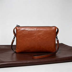 Sac bandoulière en cuir souple marron avec poche avant, sangle de poignet amovible et fermeture éclair, petit sac à main - Product Image 3