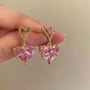 Orecchini a perno a forma di cuore rosa dolce per donna, accessori alla moda per l'uso quotidiano, per outfit casual e come regalo - Product Image 1