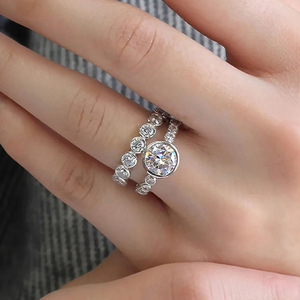 Ensemble de deux bagues en zircon étincelant pour femmes, bijoux élégants et luxueux pour mariage - Product Image 2