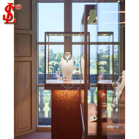 Vitrine à bijoux de luxe sur piédestal, qualité muséale, avec éclairage LED, pour exposition de bijoux haut de gamme en boutique.