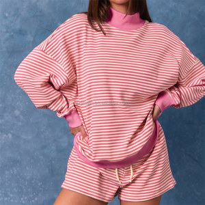 Completo da Donna a 2 Pezzi a Righe Rosse Natalizie, Felpa con Collo Alto e Patch 'Merry', Pantaloncini con Coulisse, Set Loungewear Personalizzato Taglie Forti - Product Image 3