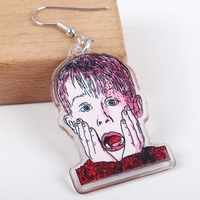 Boucles d'oreilles pendantes en acrylique pour homme, personnalisées avec impression du film Home Alone, style Hip Hop, motif garçon en pull rouge avec cheveux roses, thème 'Scared Little'.