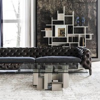 Table basse de style italien haut de gamme, de forme carrée, en verre trempé, un objet de luxe léger et design pour les villas