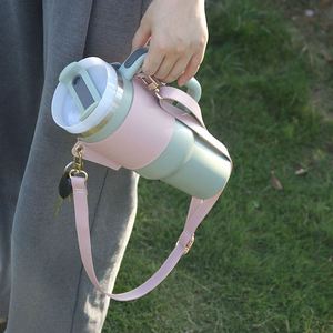 Étui de transport moderne en cuir PU pour gobelet, avec bandoulière réglable et fermeture à bouton, compatible avec les gobelets isothermes, idéal pour les voyages - Product Image 4