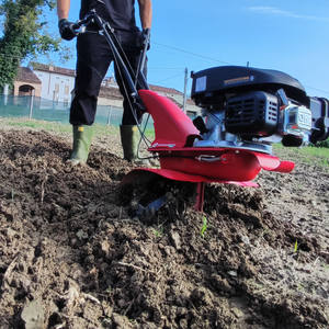 Motocultor EUROSYSTEMS Z2 de una velocidad, 4 tiempos, gasolina OHV, 123 cc, 40 cm de ancho de trabajo, 26 cm de profundidad de trabajo, para jardinería. - Product Image 2