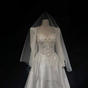 Robe de mariée civile NT51 en satin, coupe A-line, longueur ras du sol, avec dentelle florale moderne brillante, appliques en cristal et manches longues, décolleté cœur - Product Image 3