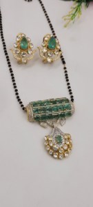 Le set Mangalsutra présente des pierres vertes vibrantes et des diamants américains sertis dans une finition plaquée or. - Product Image 3