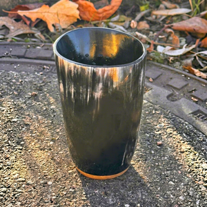Copa para Beber Hecha a Mano con Cuerno de Búfalo, Diseño Tallado de Martillo de Thor, Artesanía Natural, Obra de Arte Coleccionable, Copa de Vino Grabada en Cuerno - Product Image 1
