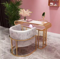 Meubles de salon de beauté au style moderne, design élégant, table de manucure en velours et marbre