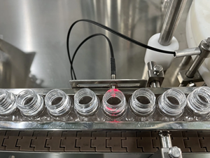 เครื่องบรรจุน้ำมันหอมระเหยและเซรั่มบำรุงผิวแบบอัตโนมัติ พร้อมฝาปิดแบบโมโนบล็อก สำหรับขวดพลาสติก/กระดาษ รับประกัน 1 ปี - Product Image 5