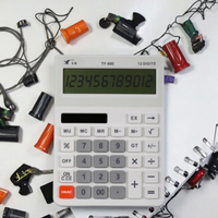 Calculatrice de bureau avec affichage à double ligne et rapport vocal est équipé de deux piles 3A.