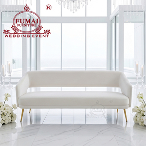 Sofá de Cuero Sintético Blanco FUMAI FURNITURE con Patas Doradas Cónicas, Diseño Moderno y Contemporáneo, Respaldo Sólido, Muebles para Interiores de Hotel - Product Image 6
