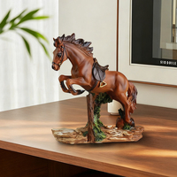Sculpture en résine de cheval sautant dynamique avec clôture en bois et selle, détails réalistes de la crinière pour la décoration de la maison ou du bureau, cadeau sur le thème équestre