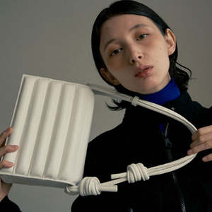 Bolso cuadrado pequeño con correa de hombro con nudo a rayas de diseño coreano, con textura moderna, bolso de hombro para llevar debajo del brazo - Product Image 4