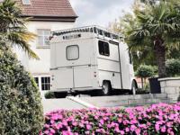 Remorque alimentaire commerciale pour hamburgers avec double friteuse et station de grillades pour l'activité de restauration de hamburgers et de frites