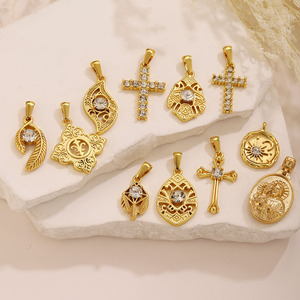L'Archivée du Gardien |   Charmes protecteurs vintage en acier inoxydable plaqué or 18K PVD |   Pendentifs rétro en forme de croix, amulette et talisman - Product Image 4