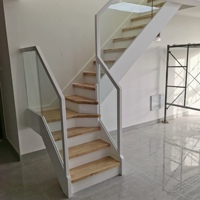 Escalier flottant moderne de haute qualité en forme de L pour intérieur, avec garde-corps en verre trempé, bois massif et fer forgé