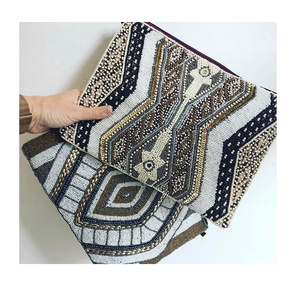 Bolso de mano con cuentas laterales de diseñador para mujer Ele, bolsos y estuches para equipaje - Product Image 4