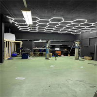 Luminaire de bureau LED hexagonal avec détails en nid d'abeille pour entrepôt et jardin, montage au plafond/au mur