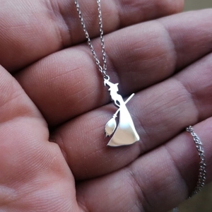 Collar <span class=keywords><strong>de</strong></span> <span class=keywords><strong>Bruja</strong></span> Malvada del Oeste Chapado en Oro <span class=keywords><strong>de</strong></span> 18k, Colgante del Maravilloso <span class=keywords><strong>Mago</strong></span> <span class=keywords><strong>de</strong></span> <span class=keywords><strong>Oz</strong></span>, Joyería <span class=keywords><strong>de</strong></span> <span class=keywords><strong>Mago</strong></span> - Product Image 2