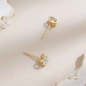 <span class=keywords><strong>Pendientes</strong></span> de Oro Amarillo de 18K con Diamantes Cultivados en Laboratorio, Diseño Clásico de Cabeza de Toro Redonda, con Parte Trasera Plana - Product Image 2
