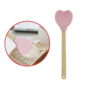 Vendita calda a forma di cuore utensili da cucina antiaderente in Silicone resistente al calore spatola raschietto per pasticceria con manico in legno