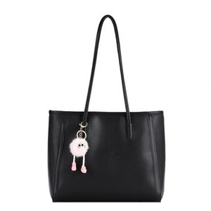 Sac à bandoulière pour femme, moderne, minimaliste et discret, en cuir suédé avec coutures apparentes, fabriqué sur mesure et avec étiquette. - Product Image 5