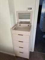 Commode élégante en bois blanc avec miroir relevable et tiroirs à façades sculptées pour chambre à coucher