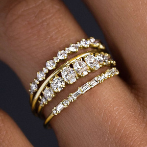 Set di Quattro Anelli Geometrici Scintillanti per Donne, Elegante Gioiello per Matrimonio e Fidanzamento - Product Image 2