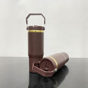 Vaso Térmico de Viaje con Popote Abatible de 30oz, Recubrimiento en Polvo Color Chocolate, con Base Dorada Espejo - Product Image 1
