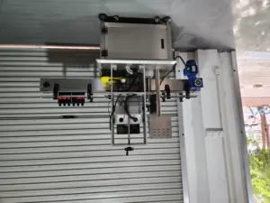 Automatische Lineaire Vier Wielen Ronde Dop Capper Capping Machine Plastic Fles Capper